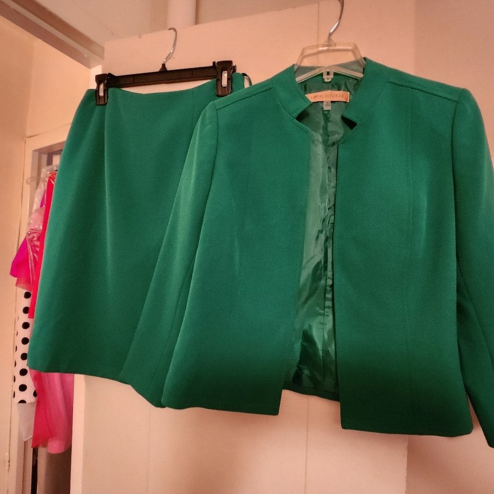 Nipon boutique skirtsuit green size 4